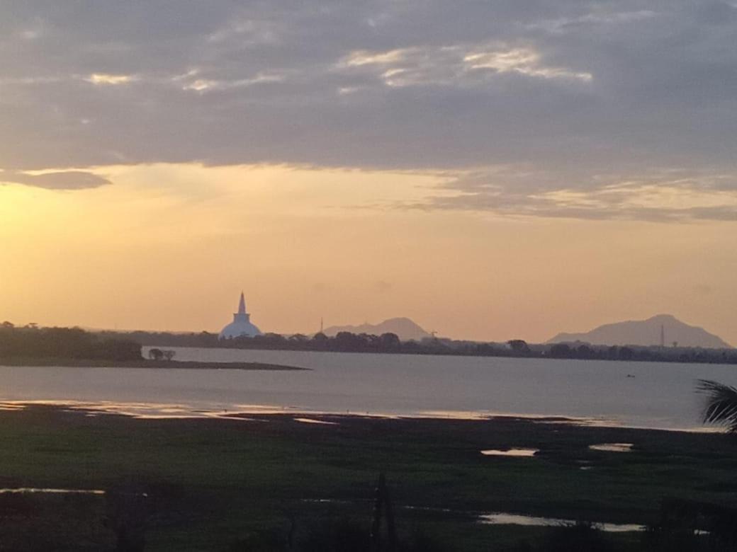 Lake Edge Resort أنرادابورام المظهر الخارجي الصورة