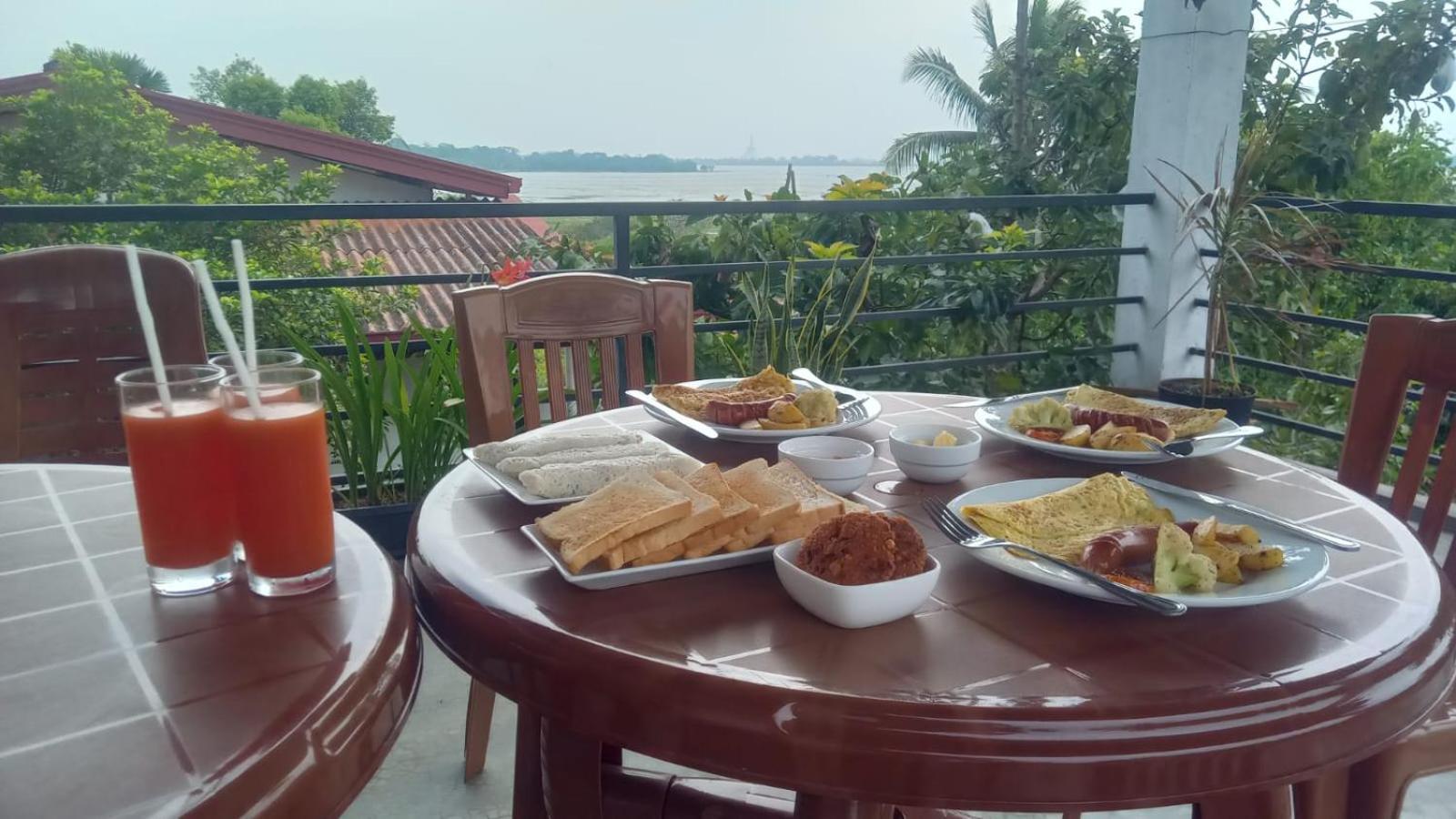 Lake Edge Resort أنرادابورام المظهر الخارجي الصورة