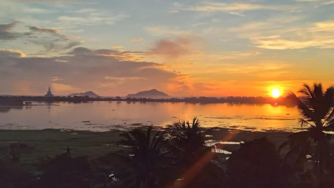 Lake Edge Resort أنرادابورام المظهر الخارجي الصورة