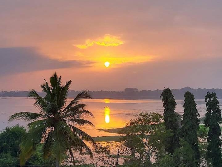 Lake Edge Resort أنرادابورام المظهر الخارجي الصورة