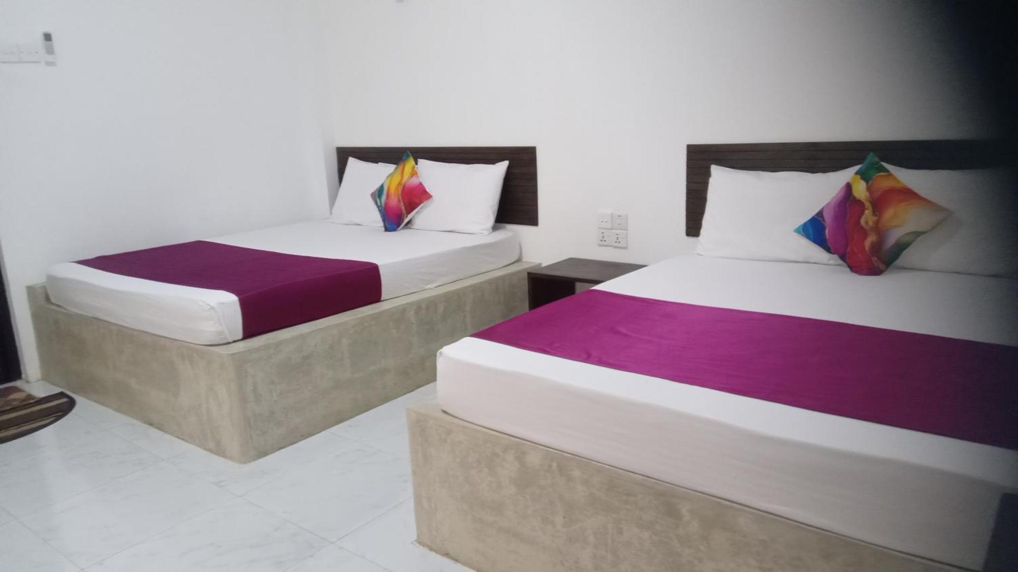 Lake Edge Resort أنرادابورام الغرفة الصورة
